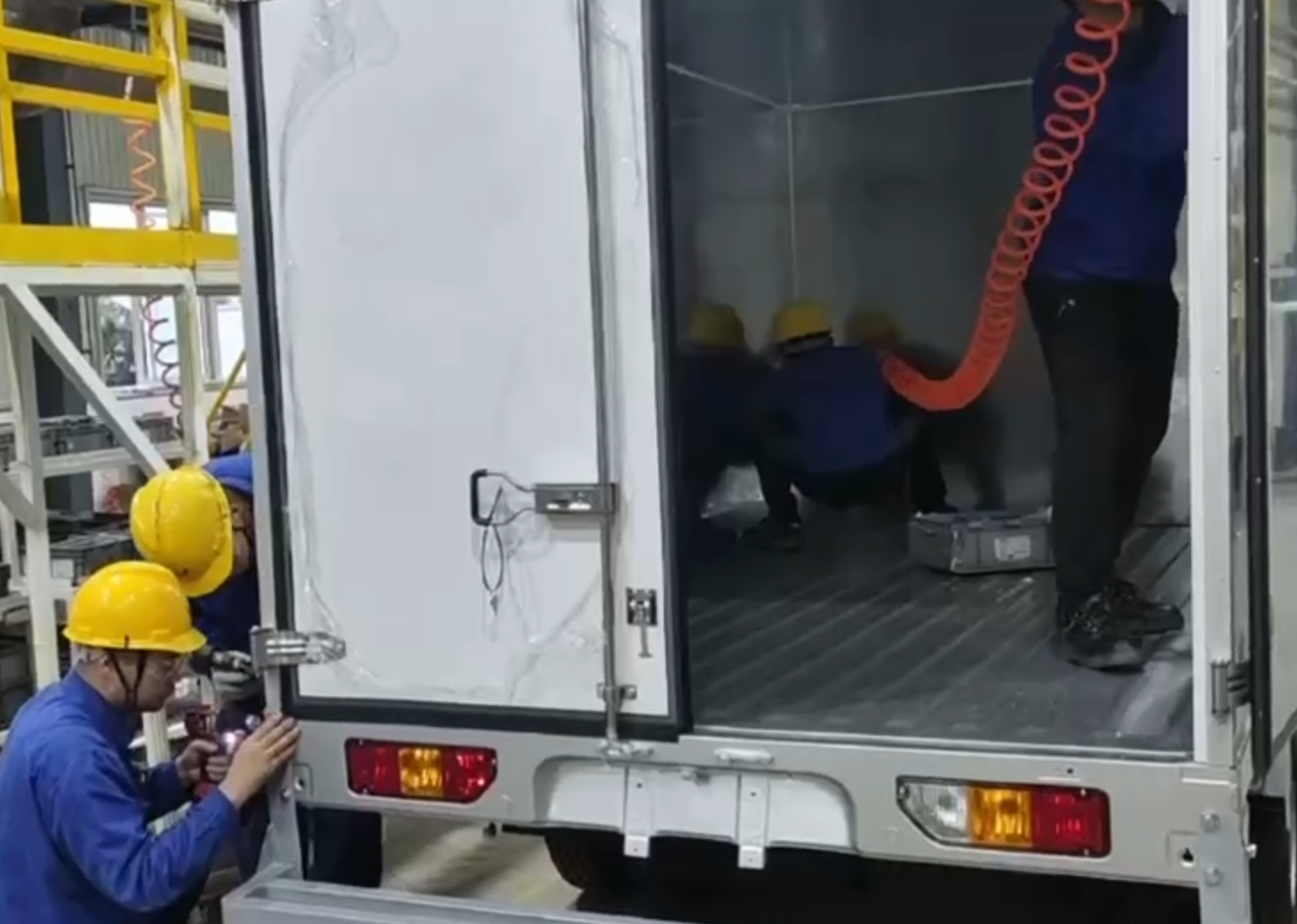Công nghệ đinh tán mù: Nền tảng của lắp ráp bảng tổ ong hộp chở hàng nhẹ