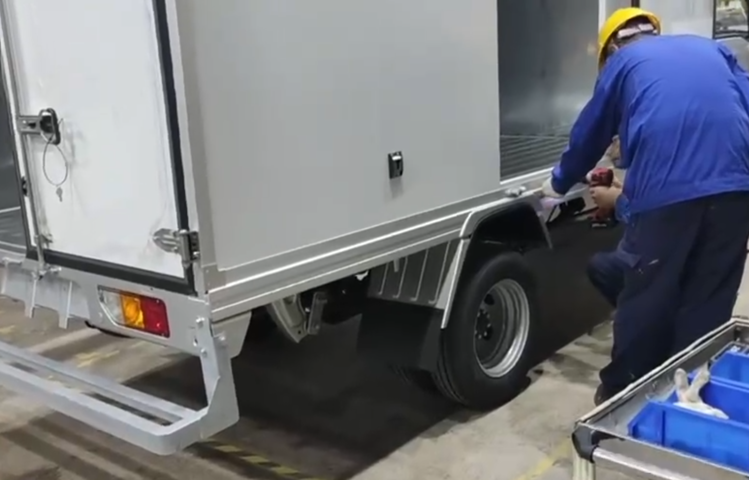 Bước cuối cùng của quá trình lắp ráp thùng hàng: Dán kín bằng keo